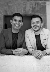 Image-V-Josue-y-Fabio-Celebrando-Juntos-1-210x300