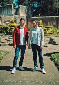 Image-V-Josue-y-Fabio-Celebrando-Juntos-4-210x300