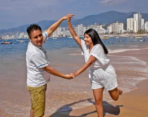 Image-Rectangular-Boda-Liliana-y-Juan-Celebrando-Juntos-1-300x238