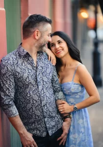 Image-V-Boda-Penelope-y-Adam-Celebrando-Juntos-1-210x300